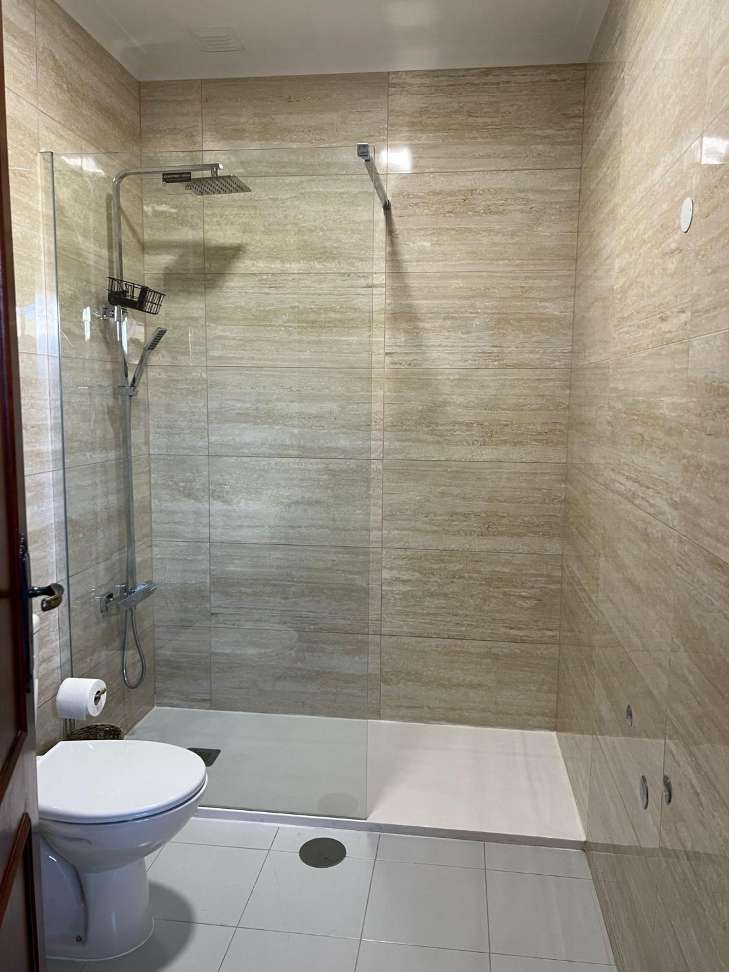 Lovely 2 Bedroom 100m From The Apartment *